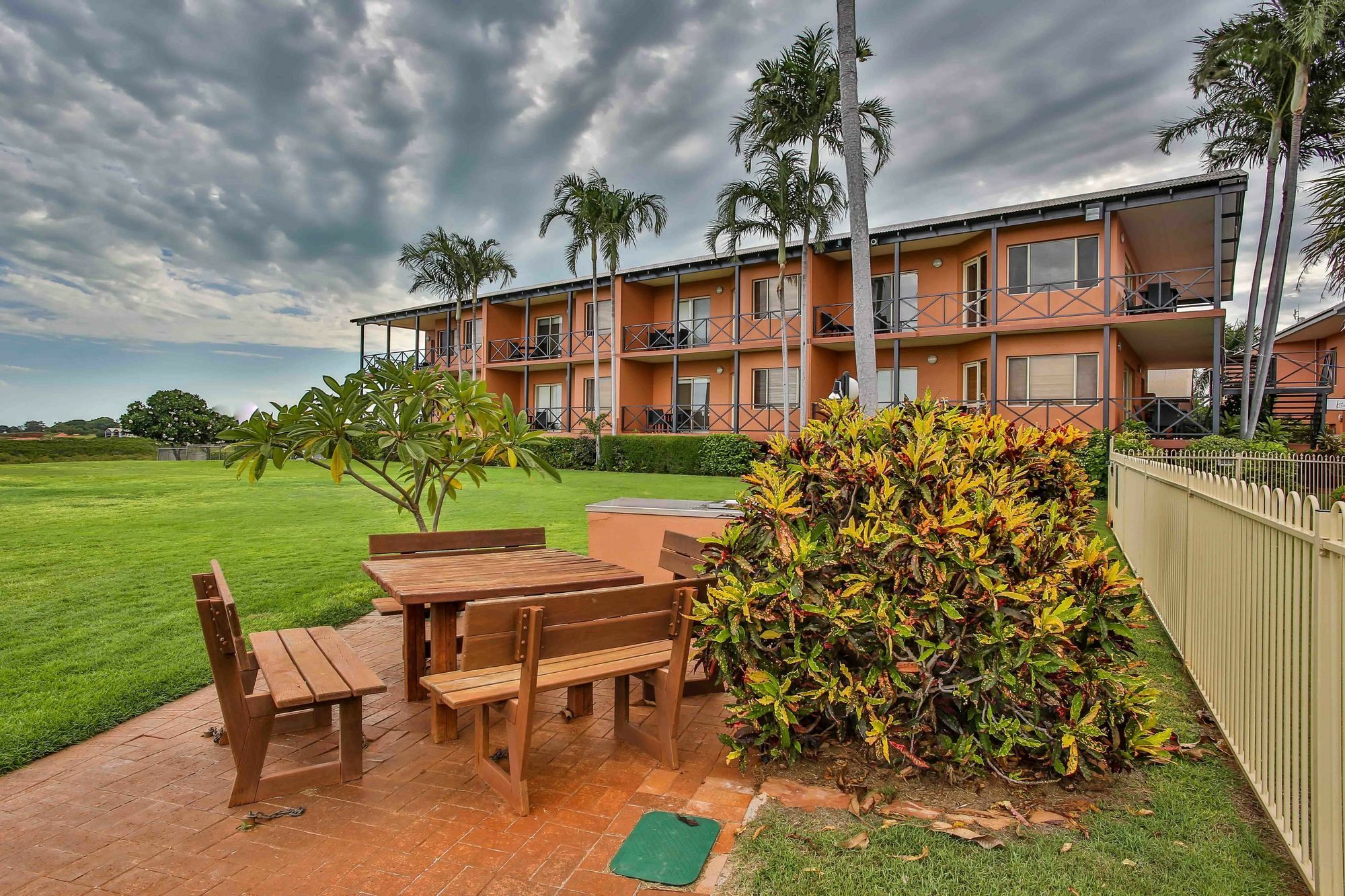 Moonlight Bay Suites Broome Bagian luar foto